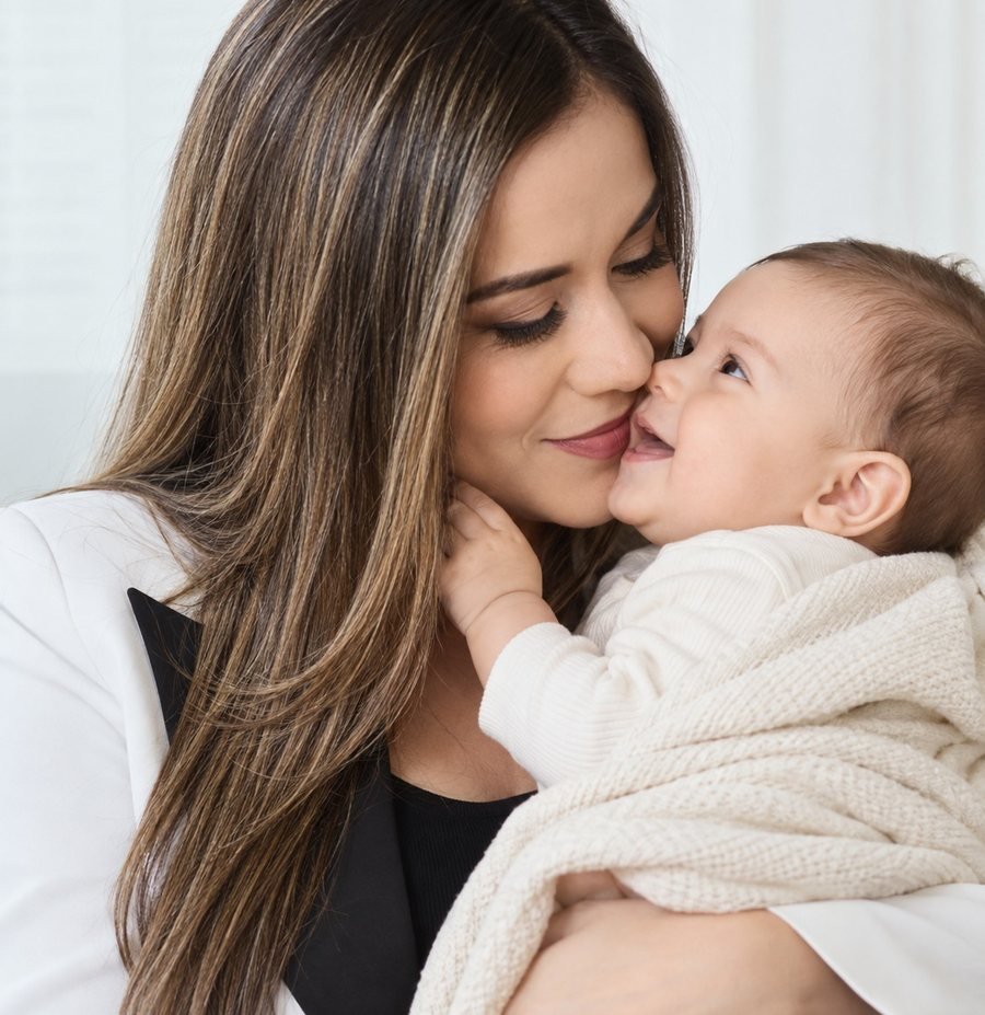 Dra. Zaine Freitas com um bebê no colo